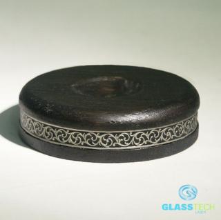 Dřevěný stojánek černý s ozdobným páskem stříbrné barvy, o průměru cca 72 mm (Černý dřevěný stojánek s ozdobným "stříbrným" páskem vhodný pro koule o průměru 60 - 100 mm)