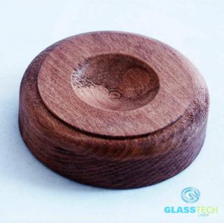 Dřevěný stojánek hnědý o průměru cca 70 mm (Hnědý dřevěný stojánek vhodný pro koule o průměru 60 - 150 mm)