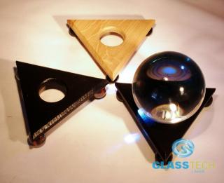 Dřevěný stojánek trojúhelníkový (Dřevěný trojúhelníkový stojánek na skleněnou nebo kamennou kouli)
