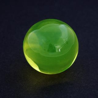 Koule z uranového skla svítící pod UV paprsky - 50 mm (50 mm skl. koule, po nasvícení UV paprsků svítí)