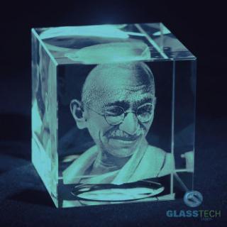 Mahátma Gándhí (Mahátma Ghándí - 3D laser portrétu osobnosti ve skleněné krychli 60 mm)