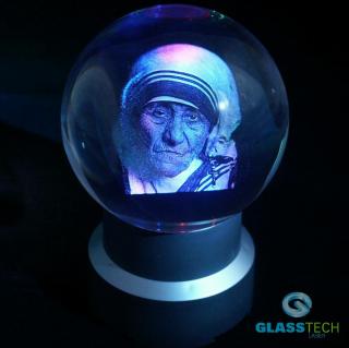 Matka Tereza (Matka Tereza - 3D laser portrétu osobnosti ve skleněné kouli 100 mm)