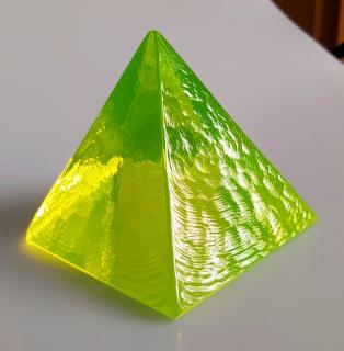 Pyramida  z uranového skla surová 80x80x80 mm (Uranová pyramida )