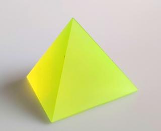 Pyramida  z uranového skla svítící pod UV paprsky - 75x75x75x mm (Uranová pyramida )