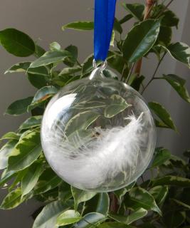 Skleněná koule s peříčkem 60 mm (Velikonoční či Vánoční dekrorace)