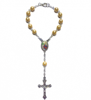 Růženec do auta – zlatá perla 6 mm (S medailkou svatého Kryštofa)