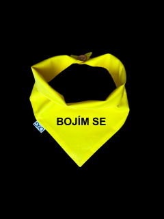 Žlutý šátek pro psa s nápisem  možnost vlastního textu Obvod: S - 22 cm, text: CZ - bojím se