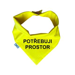 Žlutý šátek pro psa s nápisem Obvod: L - 42 cm, text: CZ - potřebuji prostor