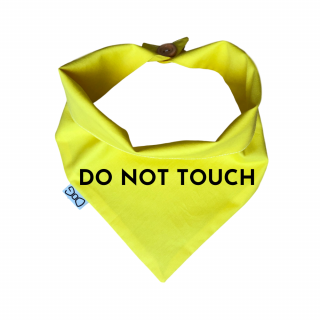 Žlutý šátek pro psa s nápisem Obvod: L - 42 cm, text: EN - do not touch