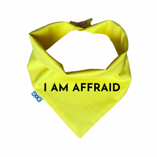 Žlutý šátek pro psa s nápisem Obvod: L - 42 cm, text: EN - I am affraid