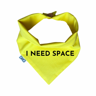 Žlutý šátek pro psa s nápisem Obvod: L - 42 cm, text: EN - I need space