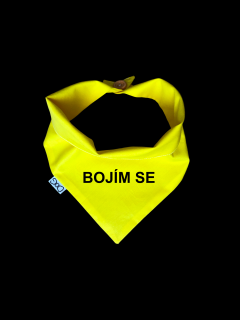 Žlutý šátek pro psa s nápisem Obvod: L - 42 cm, text: SK - bojím sa