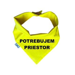 Žlutý šátek pro psa s nápisem Obvod: L - 42 cm, text: SK - potrebujem priestor