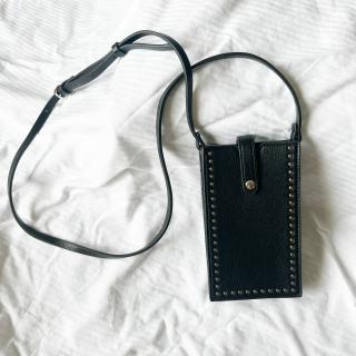 Černá kabelka na mobil se cvočky