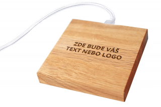 MIN PAD SQUARE - Váš text - Bezdrátová nabíječka dřevo: Dub, barva kabelu: Bílá