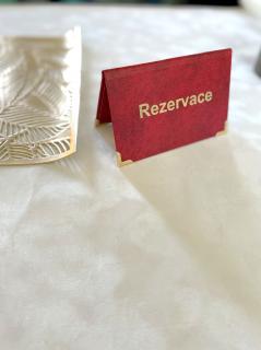Cedulka Rezervace, červený Barva nápisu: stříbrná, Kovové růžky: stříbrné růžky