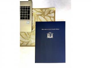Desky na 2 diplomy, logo Barva desek: modrá, Barva textu: černá, Doplňky - růžky:: bez doplňků