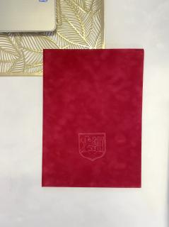 Desky na diplom - samet, logo, znak obce Barva desek: červená, Barva nápisu: termotisk (slepotisk)