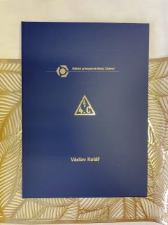 Desky na maturitní vysvědčení Barva desek: modrá, Barva nápisu: zlatá, Doplňky - růžky:: bez doplňků
