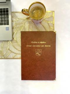 Kniha o zápisu Vítání občánků do života, 100 listů, hnědá Barva nápisu: zlatá, Kovové růžky: zlaté růžky (4ks)
