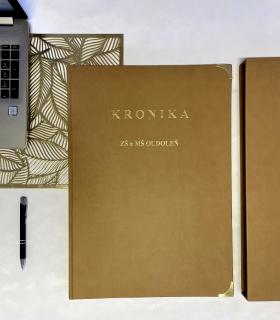 Kronika A3, 100 listů, sv. hnědá Barva nápisu: stříbrná, Kovové růžky: bez doplňků