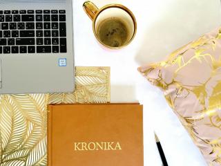 Kronika A4, 200 listů, sv. hnědá, psací podložka Barva nápisu: stříbrná, Doplňky - růžky:: bez doplňků