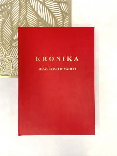 Kronika A4, 200 listů, um. kůže, psací podložka Barva desek: červená, Barva nápisu: stříbrná, Kovové růžky: stříbrné růžky (4ks)