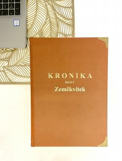 Kronika A4, 200 listů, um. kůže, psací podložka Barva desek: hnědá, Barva nápisu: stříbrná, Kovové růžky: bez doplňků