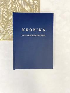 Kronika A4, 200 listů, um. kůže, psací podložka Barva desek: modrá, Barva nápisu: stříbrná, Kovové růžky: bez doplňků