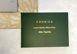 Kronika A4, naležato Barva desek: zelená, Barva nápisu: stříbrná, Text na deskách: Kronika