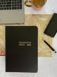 Rezervační kniha 2023, um. kůže Barva desek: černá, Jazyk: Česky, Kovové růžky: zlaté růžky