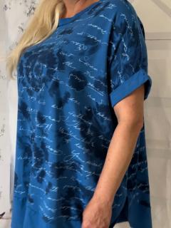 Tunika - šatovka s drobnými nápisy Velikost: Universální, Barva: Královská modř