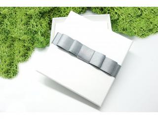 Dárkové krabičky - čtvercové Barva: bílá s šedou mašlí