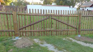 Dvoukřídlová brána – půlkuláčový plot Výška: 100, Šířka: 300