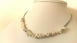 Náhrdelník (magnezit a pravé perly)
