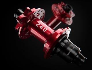 Sada nábojů DT Swiss 240 DEG RED Boost disc Limited edition, 90T zubatky Počet děr: 32, Rotor (ořech): Shimano MTB Micro Spline 12speed