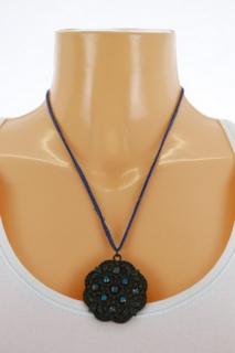 Dámský náhrdelník - na textilní šňůrce kovový přívěšek s korálky