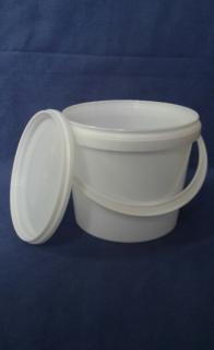 Plastový kbelík bílý s víkem, objem  1,1 l (1-199 ks)