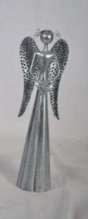 Plechový stříbrný anděl se srdíčkem v dolní části, 31 cm