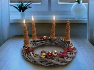 Věnec adventní proutěný šedý 25 cm s červenou dekorací na svíčky