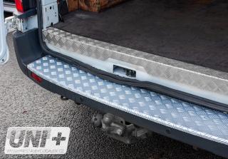 Ochranný kryt zadního prahu eloxovaný ALU. – Ford Transit MK8 (rv. 2014-2019 | 2019-*)