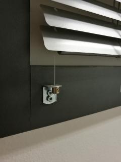 Fixační úhelník k žaluzii Eco Barva: Hnědá