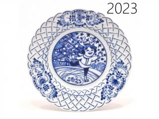 Český porcelán Talíř závěsný reliéfní výroční 2023 - cibulový porcelán 10432/23