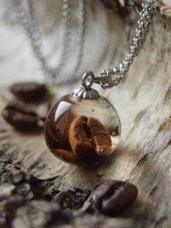 Kávová zrnka v malém náhrdelníku