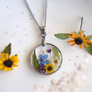 Kulatý náhrdelník s lučními květinami