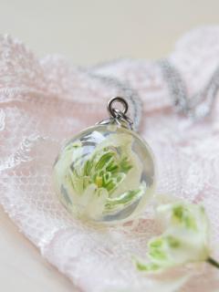 Květ plnokvěté sněženky v malém náhrdelníku