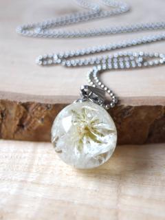 Malý náhrdelník s bílou chrpou