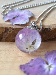 Malý náhrdelník s fialovou hortenzií