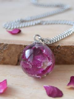 Malý náhrdelník z pryskyřice s růží