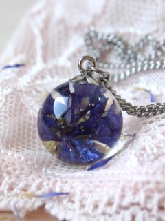 Modrá chrpa v malém náhrdelníku